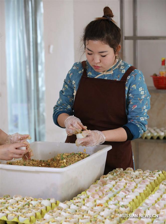 Фаршированная яичная скорлупа -- угощенье для праздника Цинмин из провинции Хунань