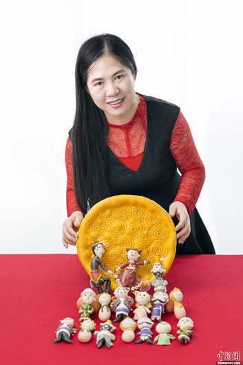 Китаянка готовит необычные хлебцы на пару