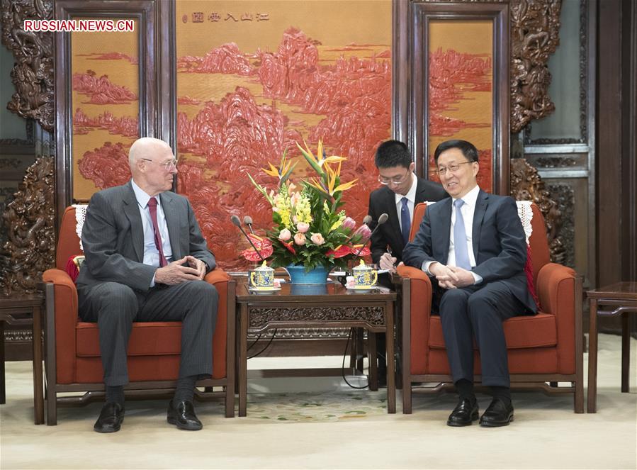 Хань Чжэн встретился с экс-министром финансов США Г. Полсоном