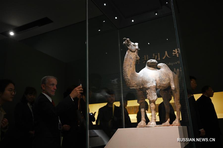 Выставка сокровищ из музеев стран Шелкового пути открылась в Пекине