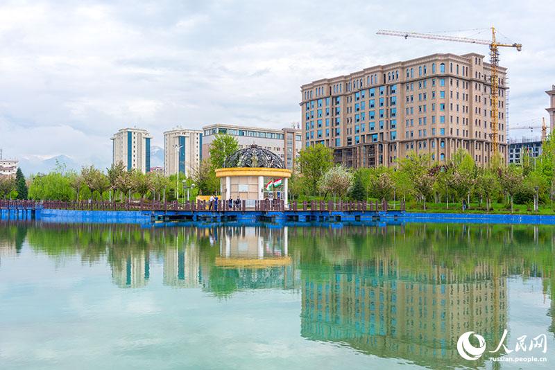 Большой город раскинулся прямо у подножия гор -- Душанбе