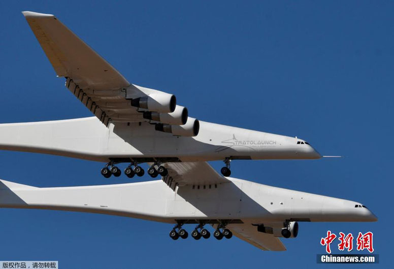 Самый большой в мире самолет успешно совершил свой тестовый полет