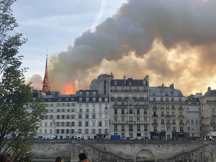 Макрон о пожаре в Нотр-Даме: сгорела сама история Франции