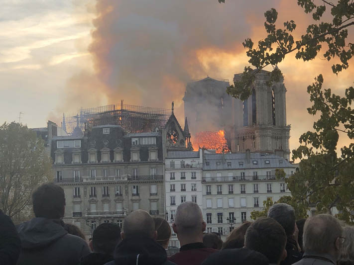 Макрон о пожаре в Нотр-Даме: сгорела сама история Франции