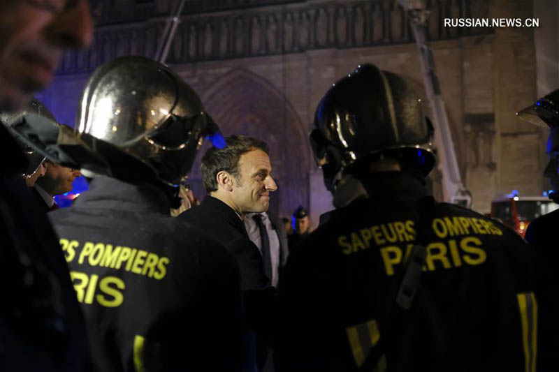 Президент Франции пообещал восстановить пострадавший от пожара собор Парижской Богоматери