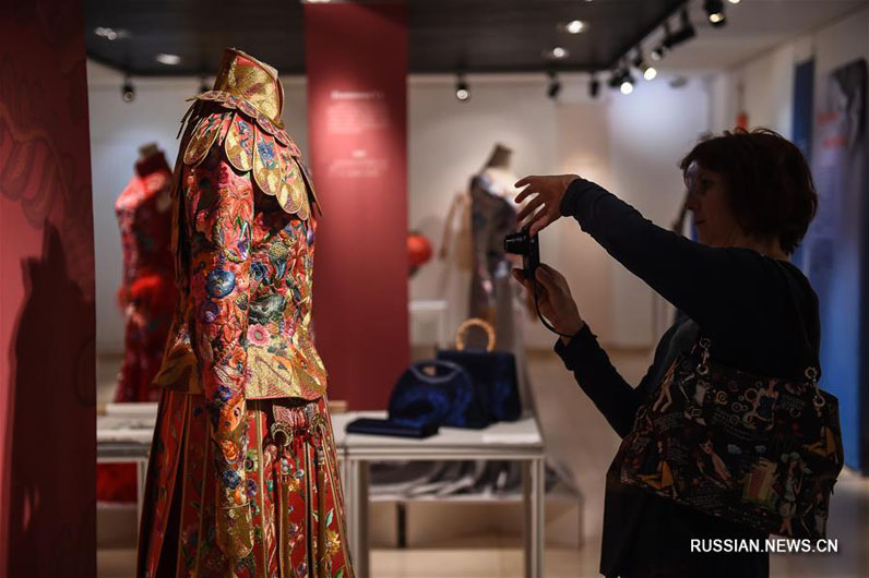 В Москве открылась выставка китайской шелковой одежды