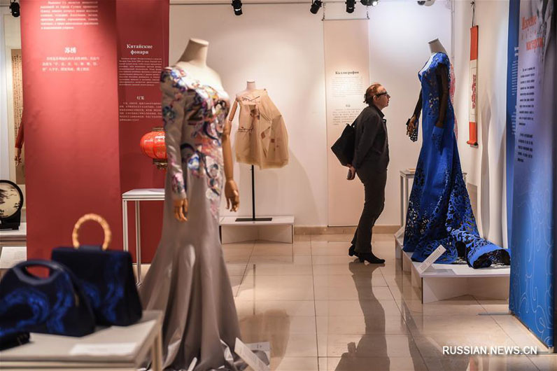 В Москве открылась выставка китайской шелковой одежды
