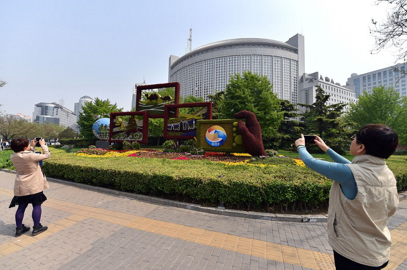 Пекин  украсили цветами в честь проведения 2-го Форума по международному сотрудничеству «Один пояс, один путь» 