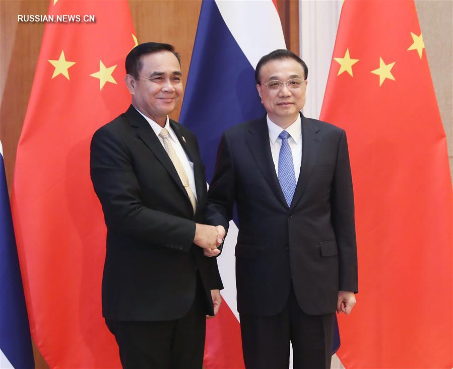 Ли Кэцян встретился с премьер-министром Таиланда Праютом Чан-Очей