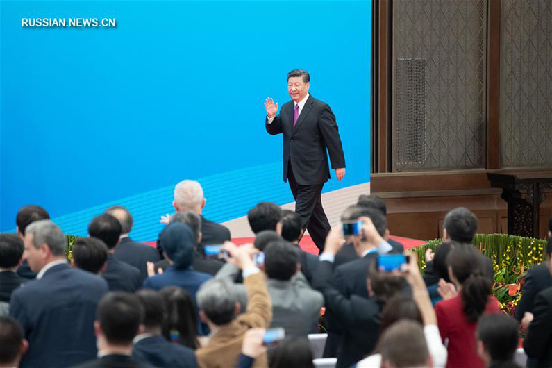 Си Цзиньпин встретился с представителями СМИ после завершения заседания круглого стола 2-го форума по международному сотрудничеству в рамках "Пояса и пути"