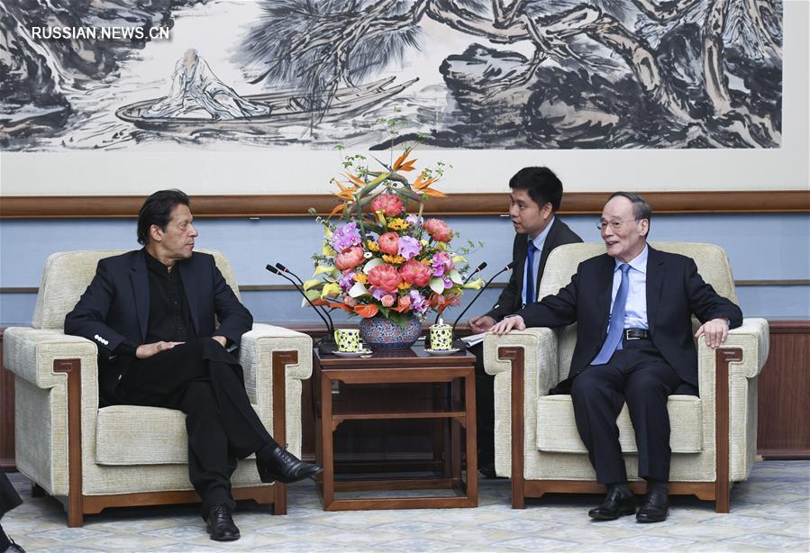 Ван Цишань встретился с премьер-министром Пакистана