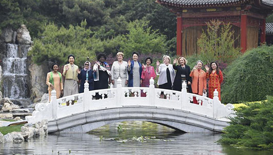 Пэн Лиюань пригласила супруг зарубежных руководителей посмотреть китайскую оперу