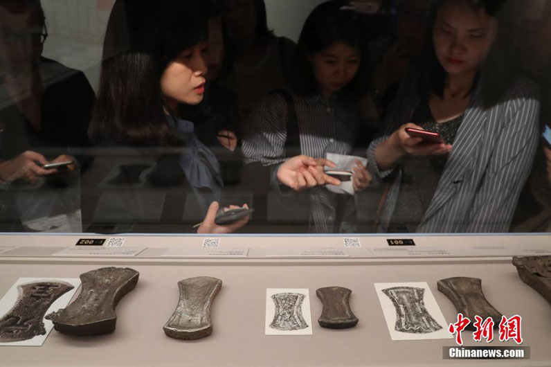 В Шанхае открылась выставка серебряных ямбов