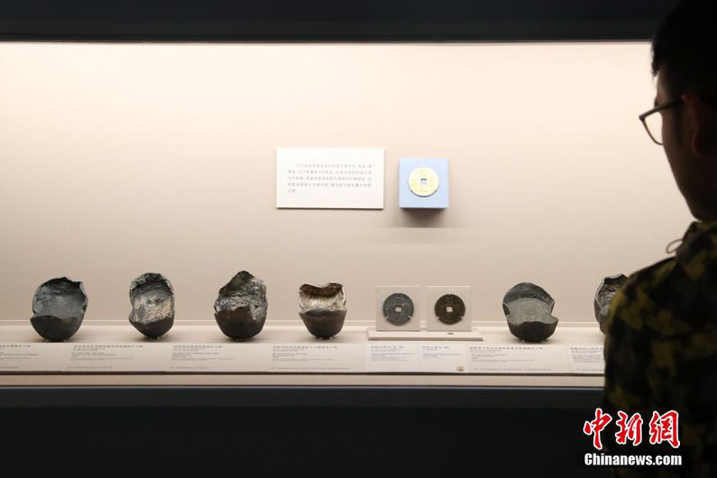 В Шанхае открылась выставка серебряных ямбов