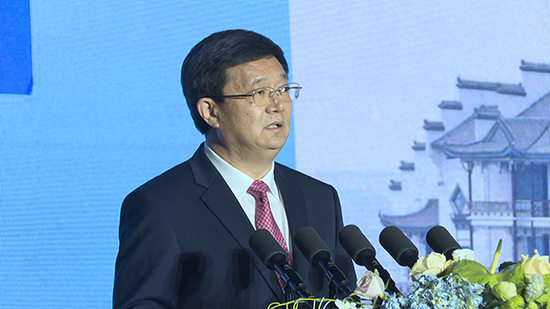 Более 700 китайских и иностранных представителей приняли участие в 1-м Мировом саммите высокого уровня по алюминиевой промышленности