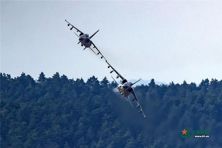 Фотографии китайского истребителя-бомбардировщика в процессе преодоления зоны ПВО на малой высоте