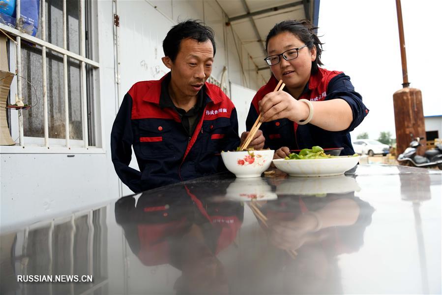Супружеская пара из провинции Аньхой борется с бедностью, выращивая грибы