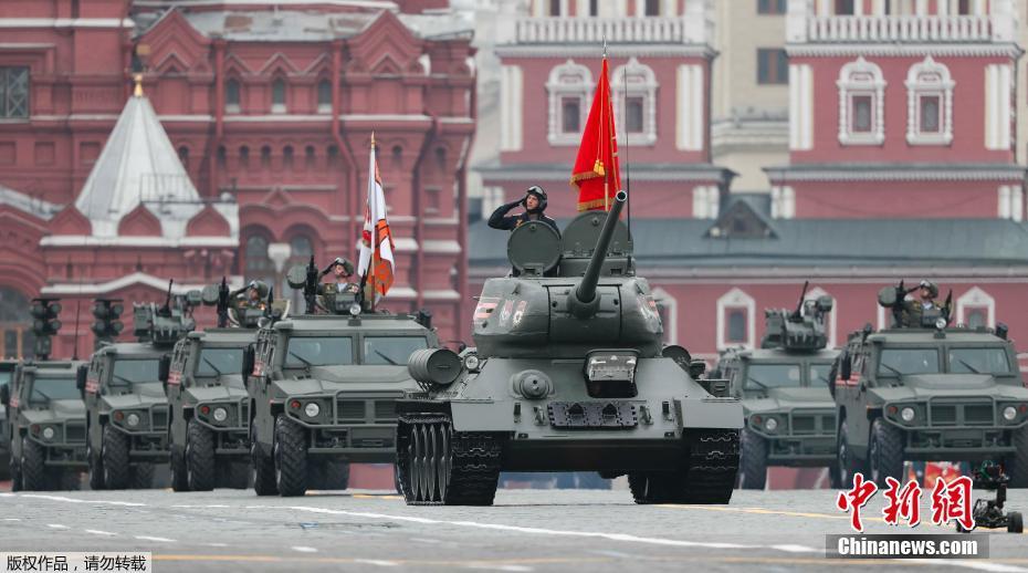 На Красной площади в Москве начался парад Победы