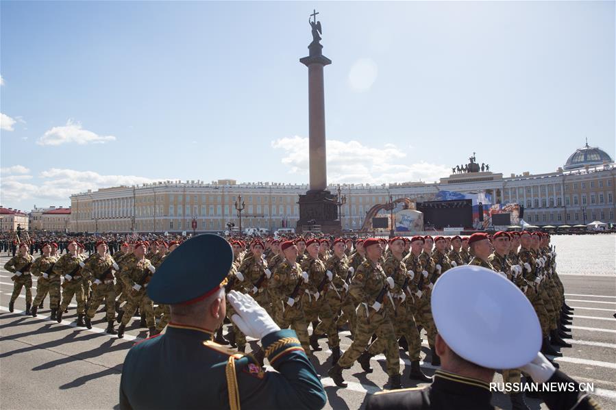 День Победы отметили в Санкт-Петербурге военным парадом и памятными мероприятиями