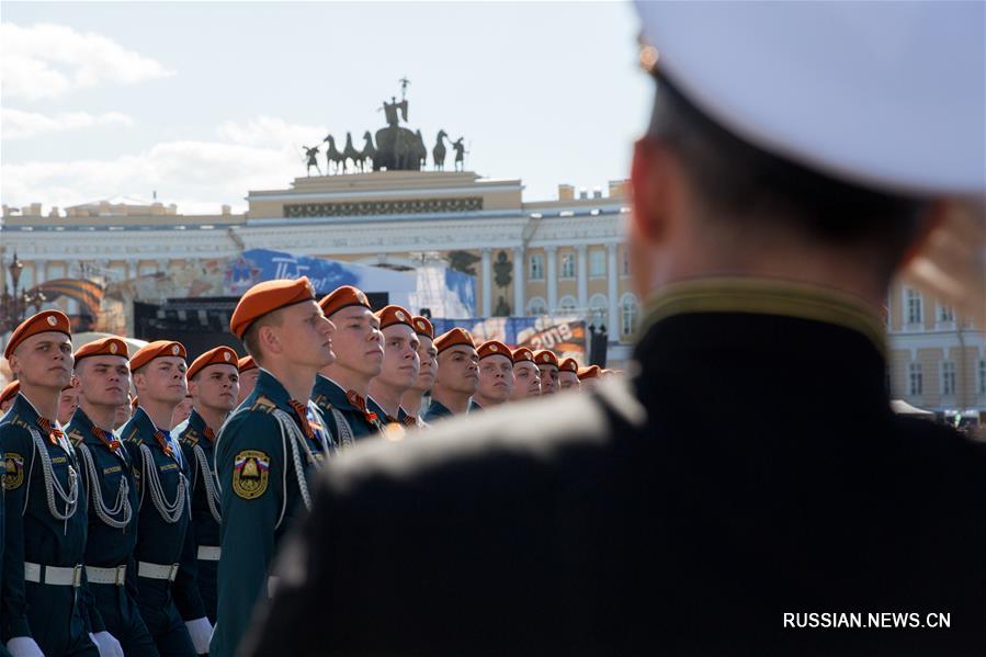 День Победы отметили в Санкт-Петербурге военным парадом и памятными мероприятиями