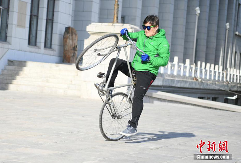 Виртуозное выступление китайца на велосипеде