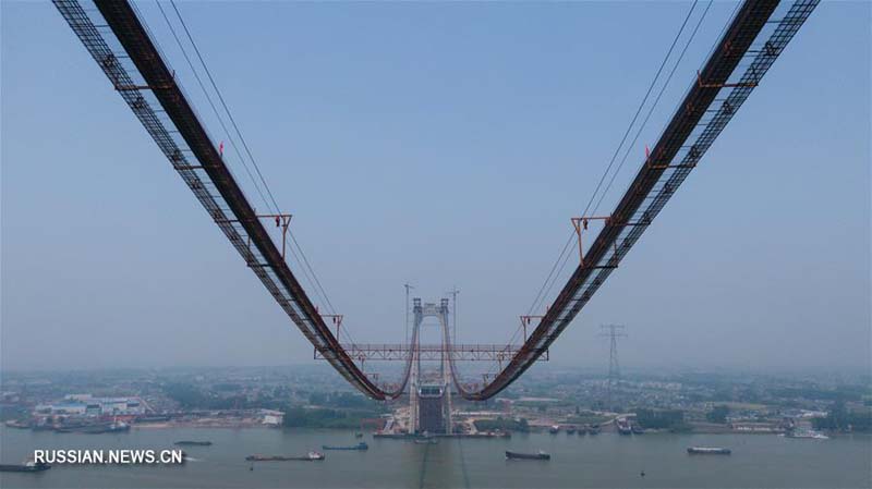 Продолжается строительство первого в Китае подвесного моста для движения автомобилей и поездов