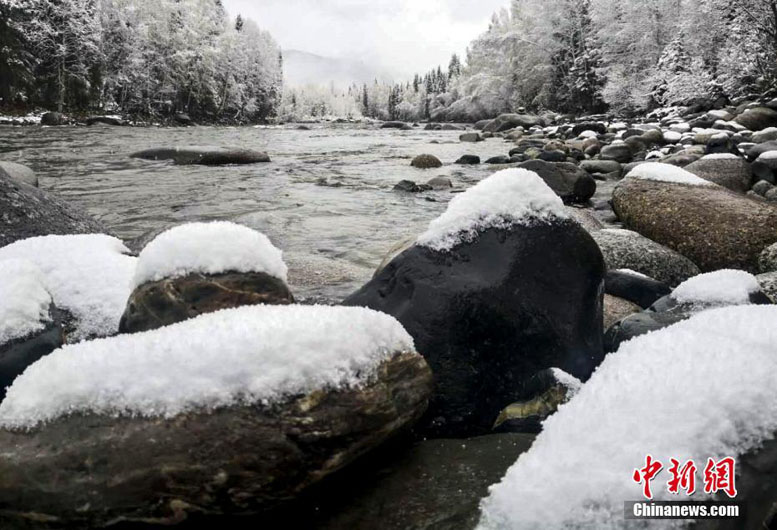 Горная деревня в Алтае Китая покрылась снегом