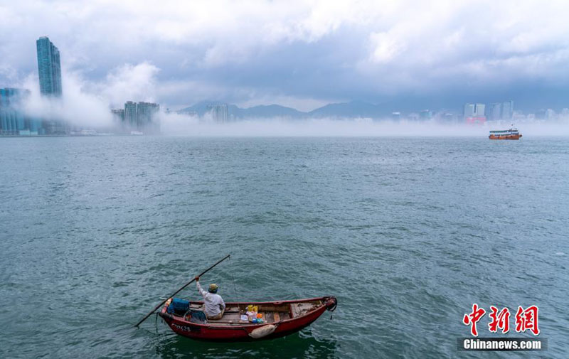 Бухту Виктория в Сянгане окутал адвективный туман