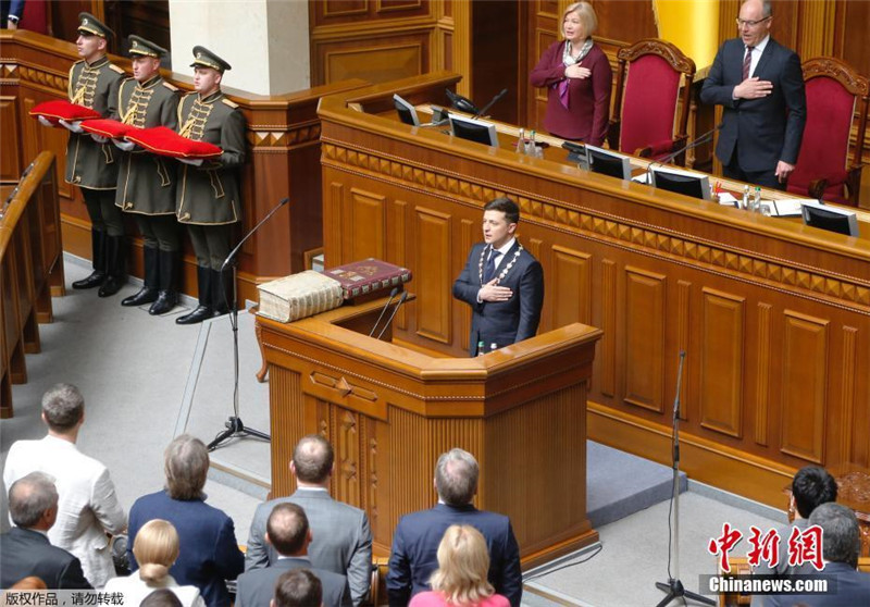 Новоизбранный президент Украины В. Зеленский приведен к присяге
