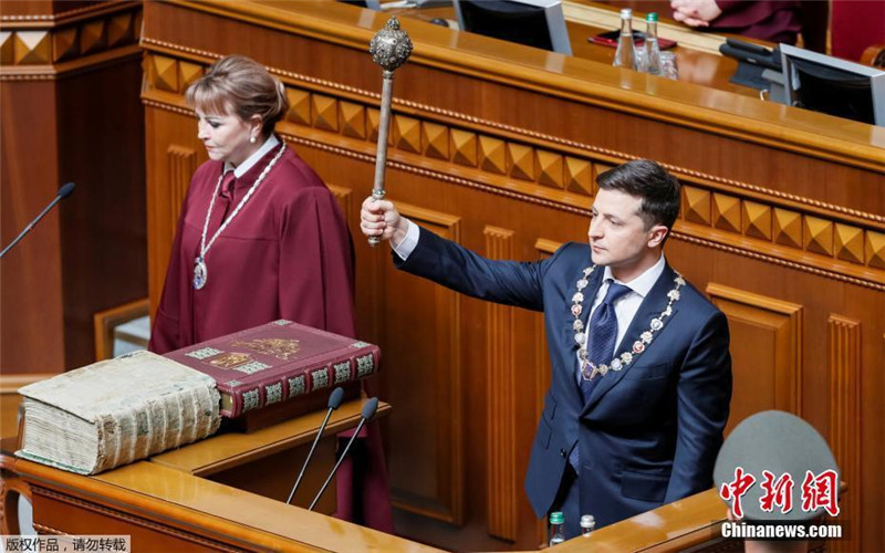 Новоизбранный президент Украины В. Зеленский приведен к присяге