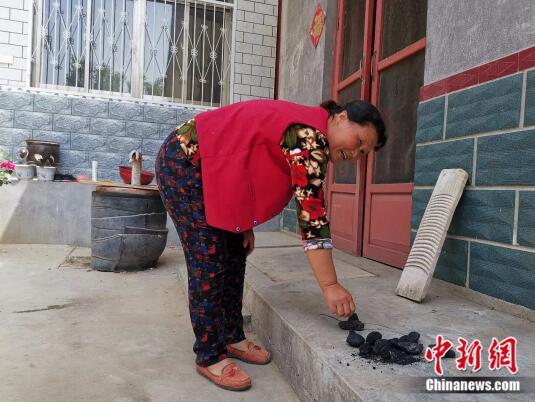 Китаянка рисует кусками угля