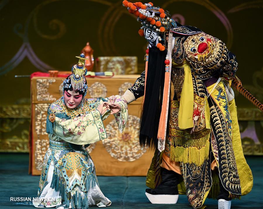 Известная актриса пекинской оперы впервые исполнила роль в опере "Прощай, моя наложница" в Пекине
