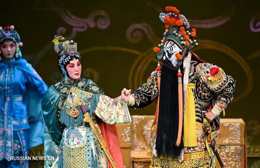 Известная актриса пекинской оперы впервые исполнила роль в опере "Прощай, моя наложница" в Пекине