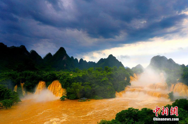 Водопад на границе в Азии приобрел желтый цвет