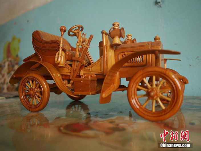 Китаец создает модели автомобилей и мотоциклов из дерева