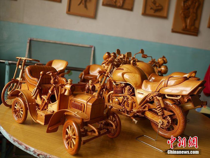 Китаец создает модели автомобилей и мотоциклов из дерева