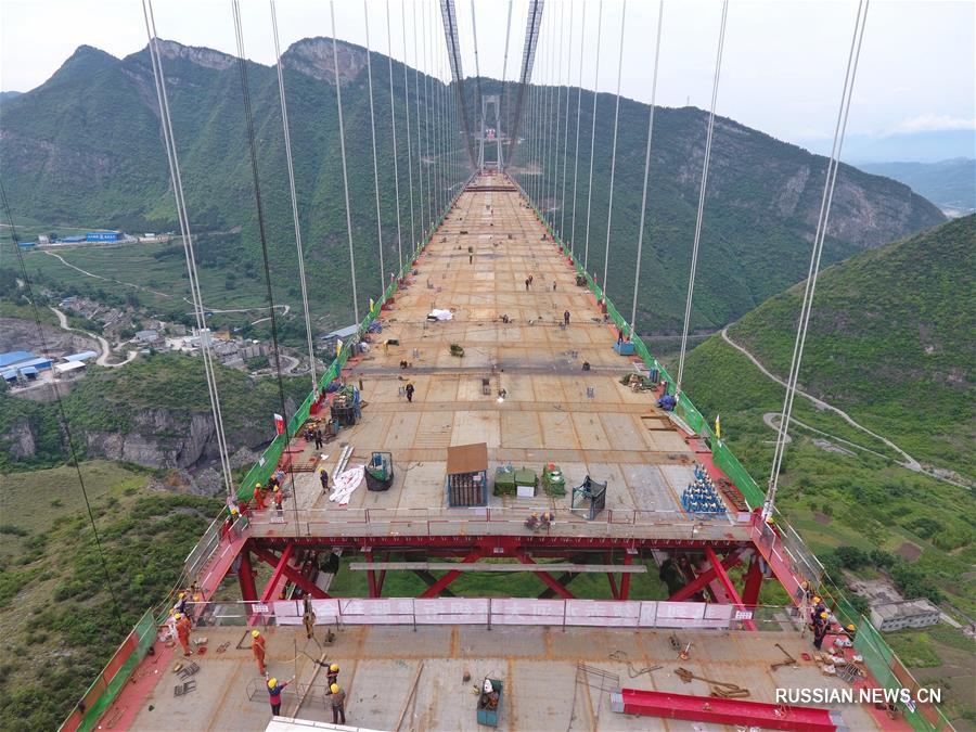 Парящий над горной долиной -- Строящийся мост через реку Чишуй в Гуйчжоу