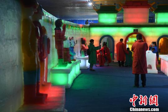 Жители города Чунцин посетили «Ледовый мир» ради спасения от жары