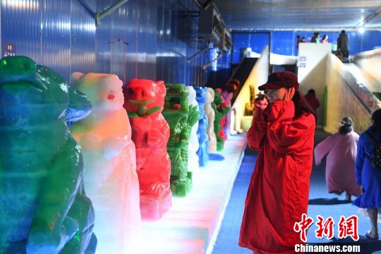 Жители города Чунцин посетили «Ледовый мир» ради спасения от жары