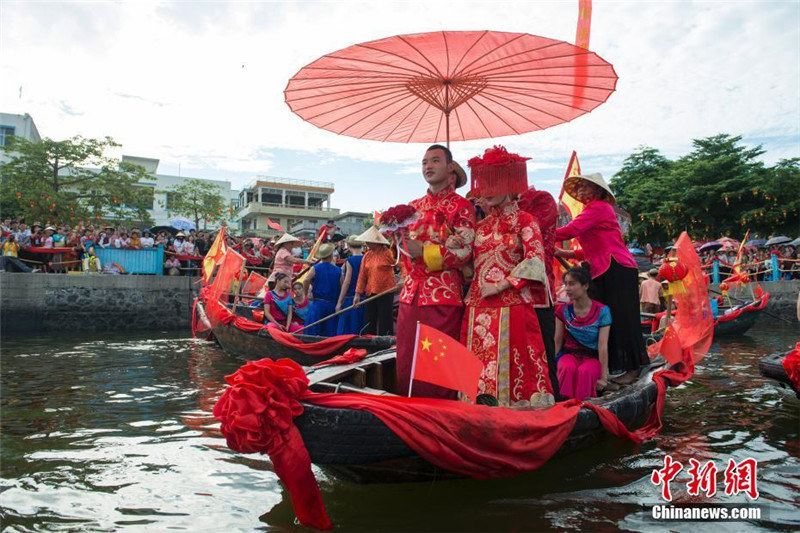 Необычная китайская свадьба прошла на рыболовных суднах 