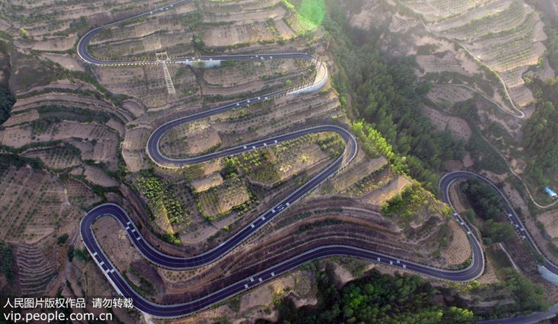 В горах провинции Шэньси построили шоссе для ликвидации бедности