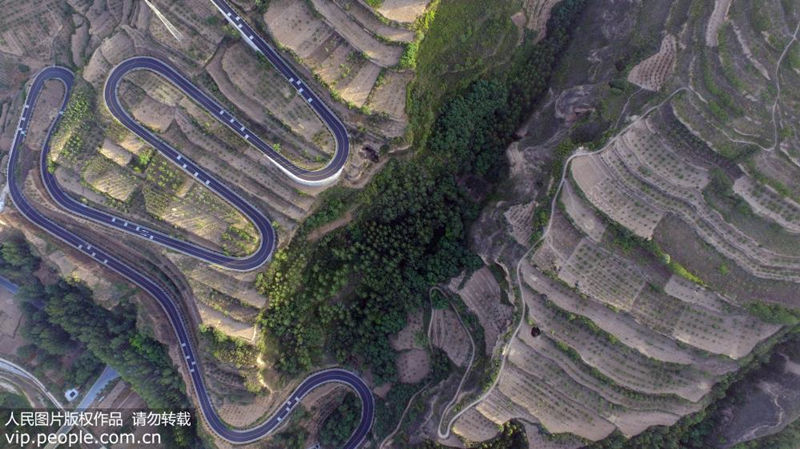 В горах провинции Шэньси построили шоссе для ликвидации бедности