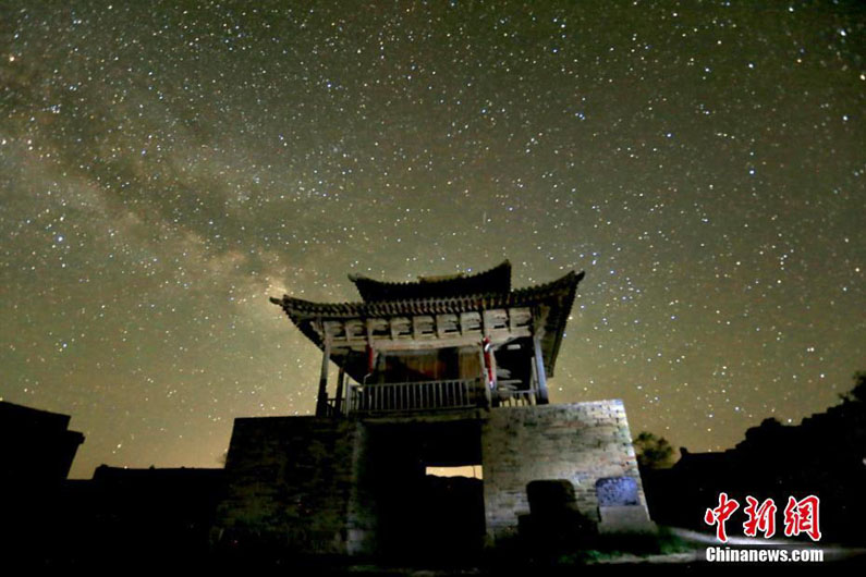Звездное небо над руинами древнего города в Северо-Западном Китае