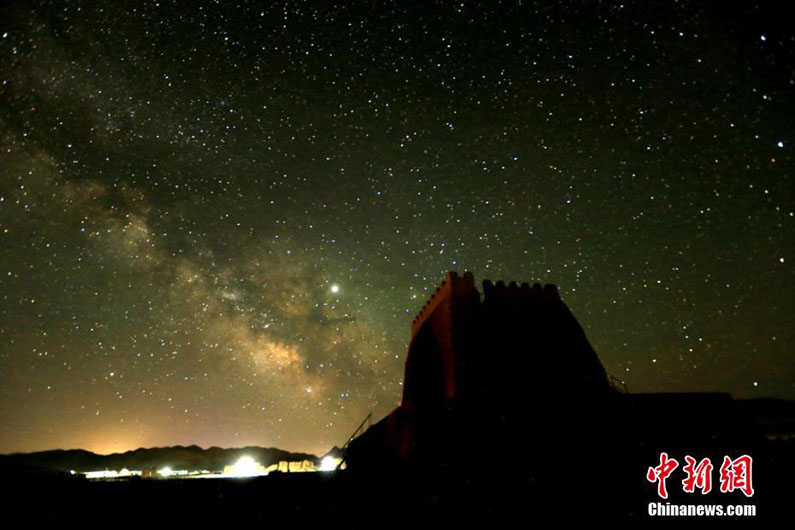 Звездное небо над руинами древнего города в Северо-Западном Китае