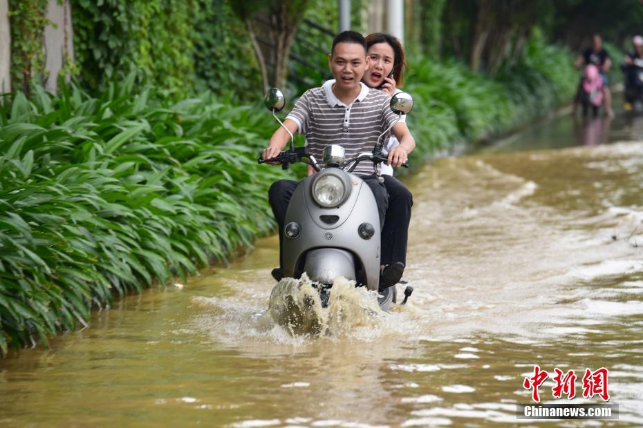 Жители города Лючжоу ловили рыбу на улице после паводка  