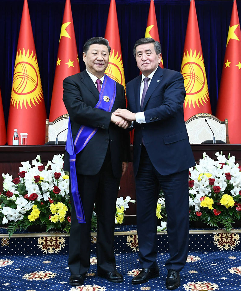 Си Цзиньпин принял от президента Кыргызстана С. Жээнбекова орден "Манас" первой степени