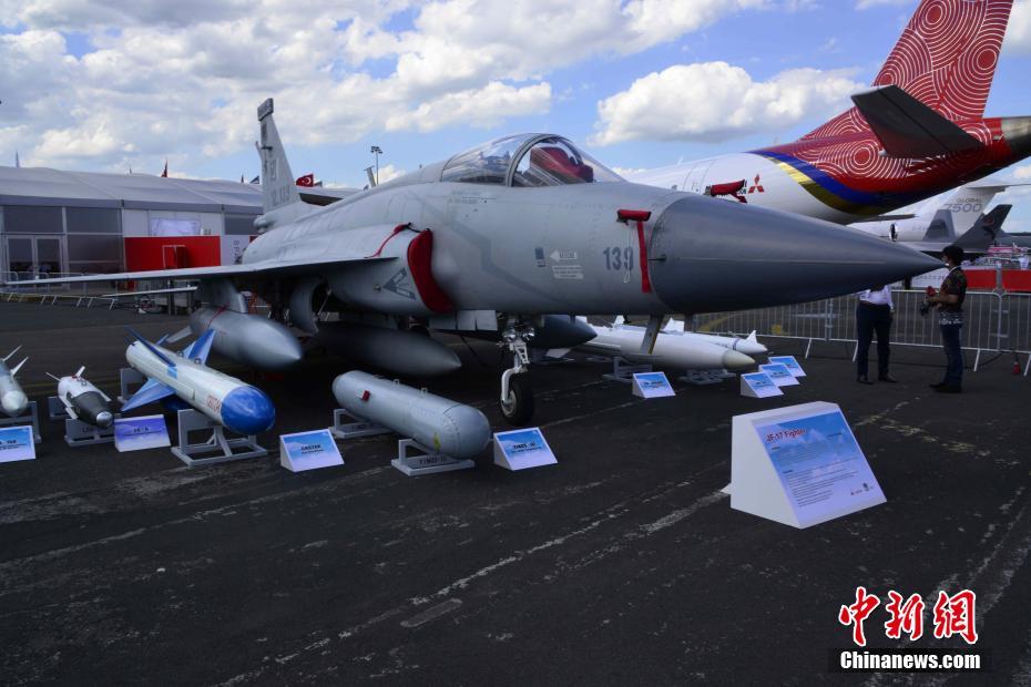 Китайские авиационные компании приняли участие в 53-ом Парижском авиасалоне