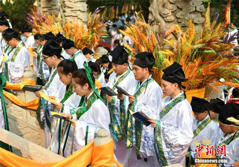 Более тысячи выпусников провинции Хэбэй приняли участие в выпускной церемонии по традиции народности хань