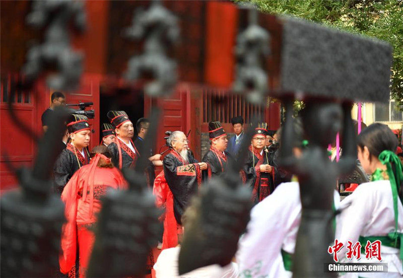 Более тысячи выпусников провинции Хэбэй приняли участие в выпускной церемонии по традиции народности хань