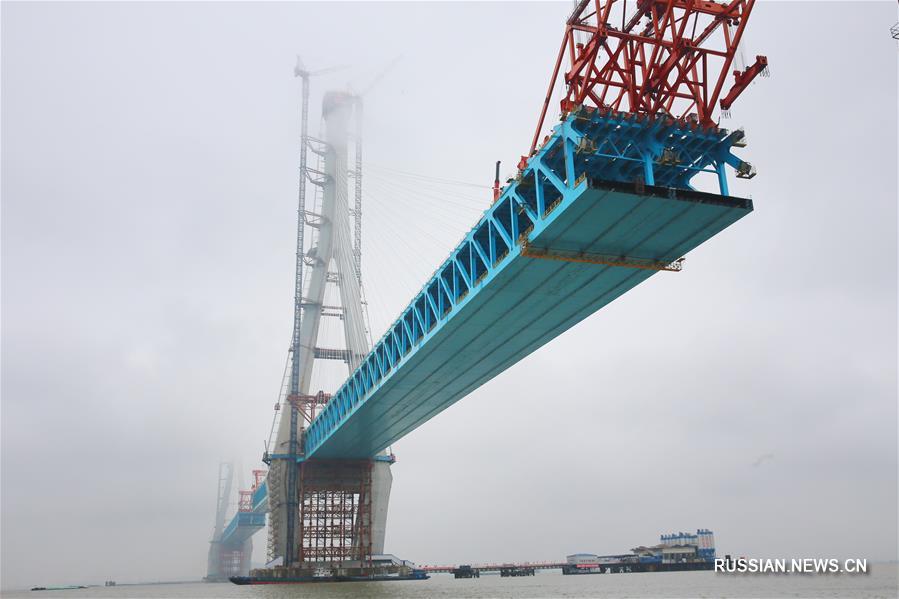 На строительстве вантового моста с крупнейшим в мире пролетом через реку Янцзы в Наньтуне завершено сооружение главной опоры